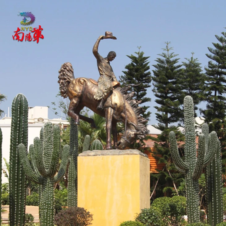 مجسمه اسب کابوی بزرگ