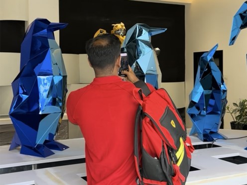 Customers visit the boutique exhibition hall Customers visit the boutique exhibition hall